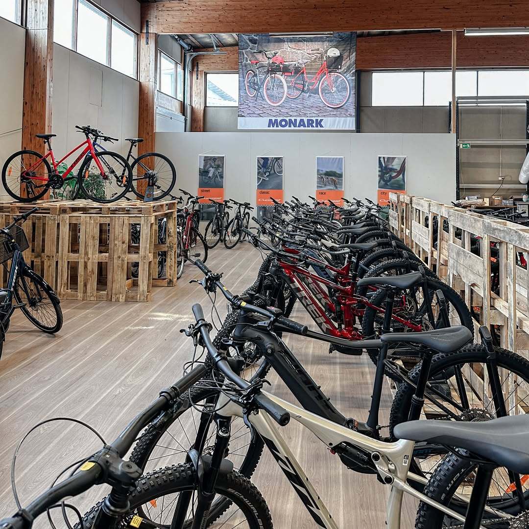 Valtava valikoima pyöriä odottamassa uusia onnellisia omistajia!Meiltä löydät pyörät muun muassa seuraavilta valmistajilta- Trek, Giant, KTM, Helkama, Tunturi, Monark, Crescent, Merida ja paljon muita. Valik